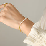 Chique armband van goudkleurig gaas en zoetwaterparels, model Camilla